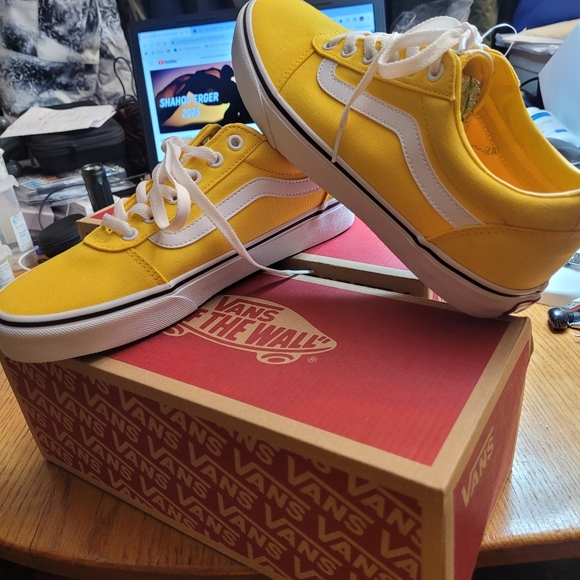 Ladies Sneakers - Picture 6 of 10